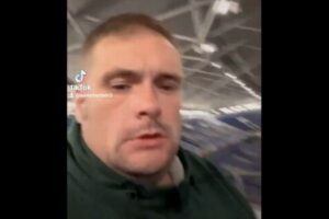 サッカーの試合会場で寝てしまった男性、目覚めたら誰もいなかった【動画】