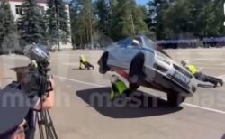 ロシアの警察が車の2輪走行を実演、警官が車体の下敷きに【動画】