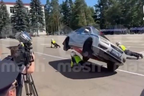 ロシアの警察が車の2輪走行を実演、警官が車体の下敷きに【動画】