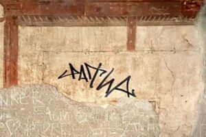 オランダの観光客が古代ローマの遺跡に落書き、逮捕される