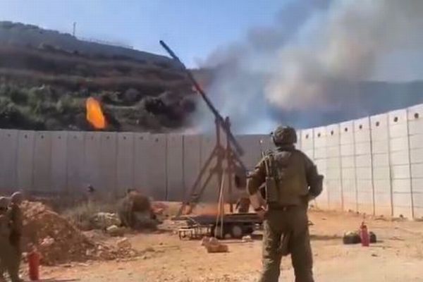 イスラエル兵が古代の武器「投石機」を使い、レバノン側を攻撃【動画】