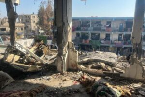 イスラエル軍が、ガザ地区にある国連の学校を空爆、14人の子供を含む40人以上を殺害