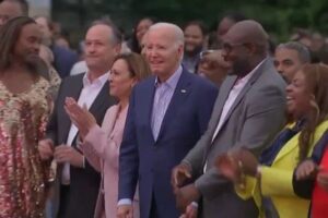 バイデン大統領が祝賀イベントで再びフリーズか？懸念される健康問題