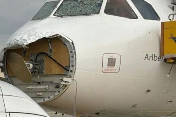オーストリアの航空機、激しい雷雨に遭遇、雹により機首が崩壊