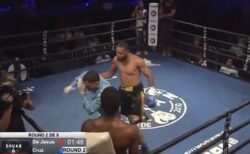 ボクシングの試合で、選手にパンチされたレフリー、殴り返そうとする【動画】