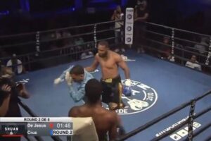 ボクシングの試合で、選手にパンチされたレフリー、殴り返そうとする【動画】