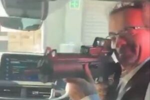 駐メキシコ英大使、大使館職員にふざけて銃を向け、クビになる