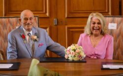 100歳と96歳のアメリカ人カップルが、フランスで結婚
