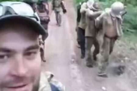 ロシア兵、戦争犯罪を行う自らを撮影し、身元が特定されてしまう【動画】