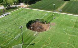 突然、イリノイ州のサッカー場が陥没、巨大な穴が出現【動画】