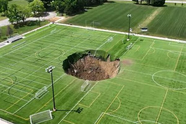 突然、イリノイ州のサッカー場が陥没、巨大な穴が出現【動画】