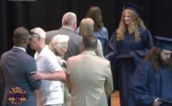米高校の卒業式、白人の親が黒人の学区長を押しやる、娘と握手をさせないため