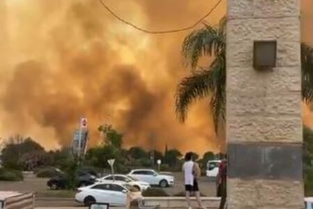 レバノンの「ヒズボラ」がイスラエル北部を攻撃、激しい火災が発生