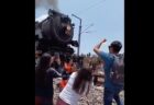 メキシコの撮り鉄、迫り来る列車と自撮りを試み接触、弾き飛ばされる
