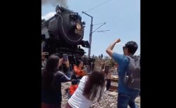 メキシコの撮り鉄、迫り来る列車と自撮りを試み接触、弾き飛ばされる
