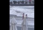 砂浜を散歩するラブラブ・カップル、波にのまれ女性だけ消える映像が恐ろしいと話題に