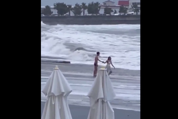 砂浜を散歩するラブラブ・カップル、波にのまれ女性だけ消える映像が恐ろしいと話題に