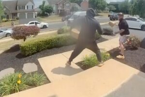 置き配直後の荷物を2人の泥棒が取り合い、玄関前で大喧嘩に