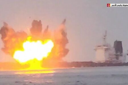「フーシ派」の攻撃で貨物船が大爆発、新たな映像が浮上