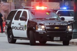 テキサス州の女、3歳のパレスチナ系の少女を溺れさせようとする