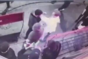 総合格闘技の女子選手に触れようとした男、あっさりノックアウト【動画】