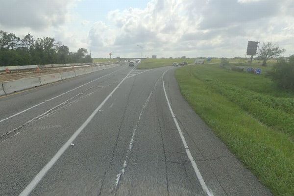 高速道路の土手の上に赤ちゃん、捨てられてから2日間も生き延びる【アメリカ】