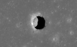 月の地下洞窟へ通じる穴を発見、月面基地の主要拠点になる可能性
