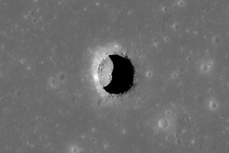 月の地下洞窟へ通じる穴を発見、月面基地の主要拠点になる可能性