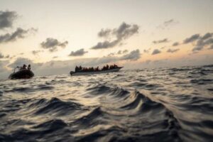 アフリカ北西部で移民を乗せた船が転覆、15人が死亡、150人以上が行方不明