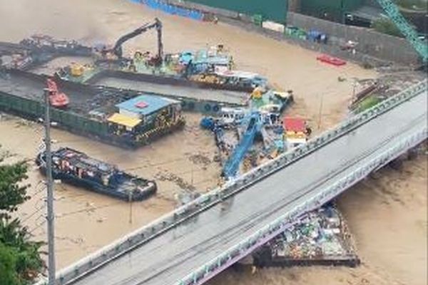 台風3号によりフィリピンや台湾で被害、巨大なはしけも流される【動画】