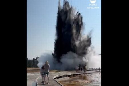イエローストーン国立公園で激しい熱水爆発が発生、観光客が避難【動画】