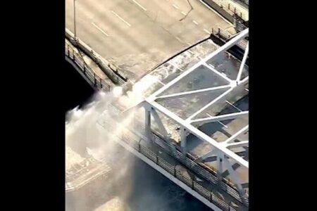 NYの橋が熱のために膨張、回転できず水で冷やす【動画】