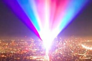 プライド・イベントで、レインボーのレーザーが街に放たれる【動画】