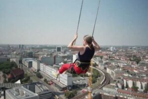 ヨーロッパで最も危険なブランコ、120mの高さで揺れる【ドイツ】