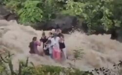 インドのダム付近の川で突然増水、家族が激流に取り残される【動画】