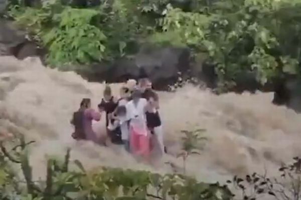 インドのダム付近の川で突然増水、家族が激流に取り残される【動画】