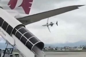ネパールで離陸中の旅客機が墜落、搭乗していた18人が死亡【動画】
