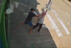 ブラジルで携帯電話を奪った若者、直後にバスにひかれて死亡【動画】