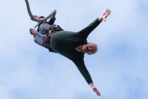 「我が党に投票してくださ～い！」イギリス野党の党首がバンジーでアピール