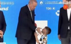 トルコのエルドアン大統領、手にキスをしなかった子供の頬をピシャリ