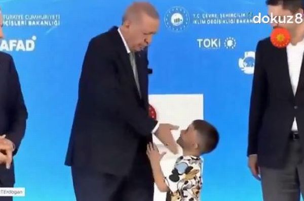 トルコのエルドアン大統領、手にキスをしなかった子供の頬をピシャリ