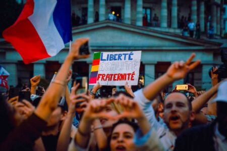 フランス議会選挙で極右の台頭を阻止、極左政党が第一党に