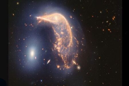 ジェームズ・ウェッブ望遠鏡が、2つの絡み合う銀河を撮影