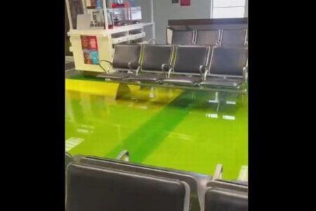 空港に不気味な緑色の液体、天井から滴り、床一面に広がる【アメリカ】