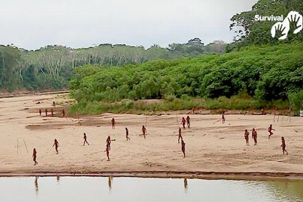 ペルーの奥地で暮らす非接触部族、彼らの動画の撮影に成功