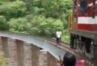 インドの鉄道橋で撮影していた夫婦、列車に気づかず谷に落下【動画】