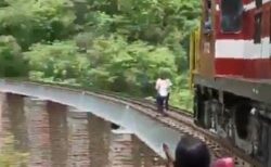インドの鉄道橋で撮影していた夫婦、列車に気づかず谷に落下【動画】