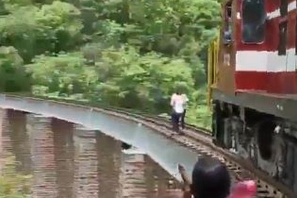 インドの鉄道橋で撮影していた夫婦、列車に気づかず谷に落下【動画】