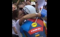 「ツール・ド・フランス」に参加していた選手、レース中に妻にキスして罰金