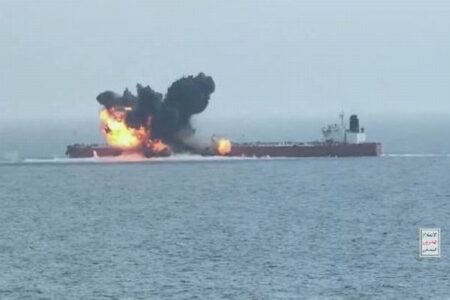 イエメンの「フーシ派」による攻撃を受けた、石油タンカーが爆発【動画】